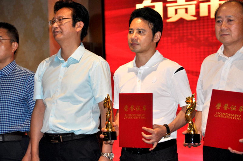 友华集团董事长吴友华荣获2016年度十大经济人物殊荣